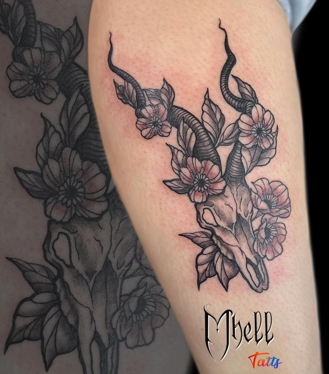 Tatouage par ⠀ ⠀⠀⠀ ⠀⠀ ⠀🌺🖤💀🪲
