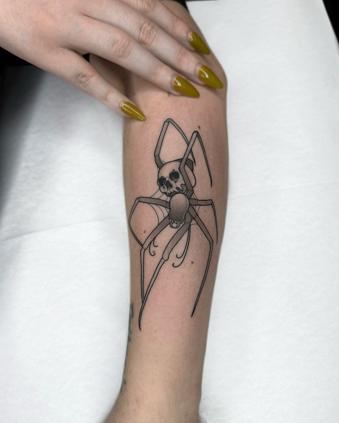 Tatouage par Ananda RIVE Black Neotraditional Tattoos In Paris