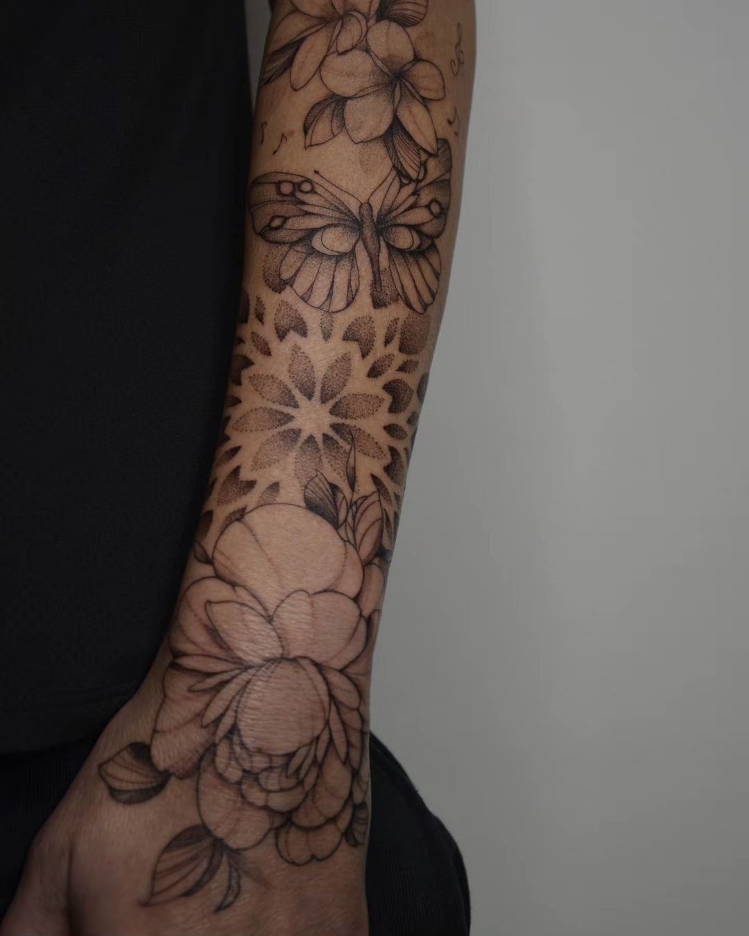 Tatouage par Tatouage Floral Fin Angers
