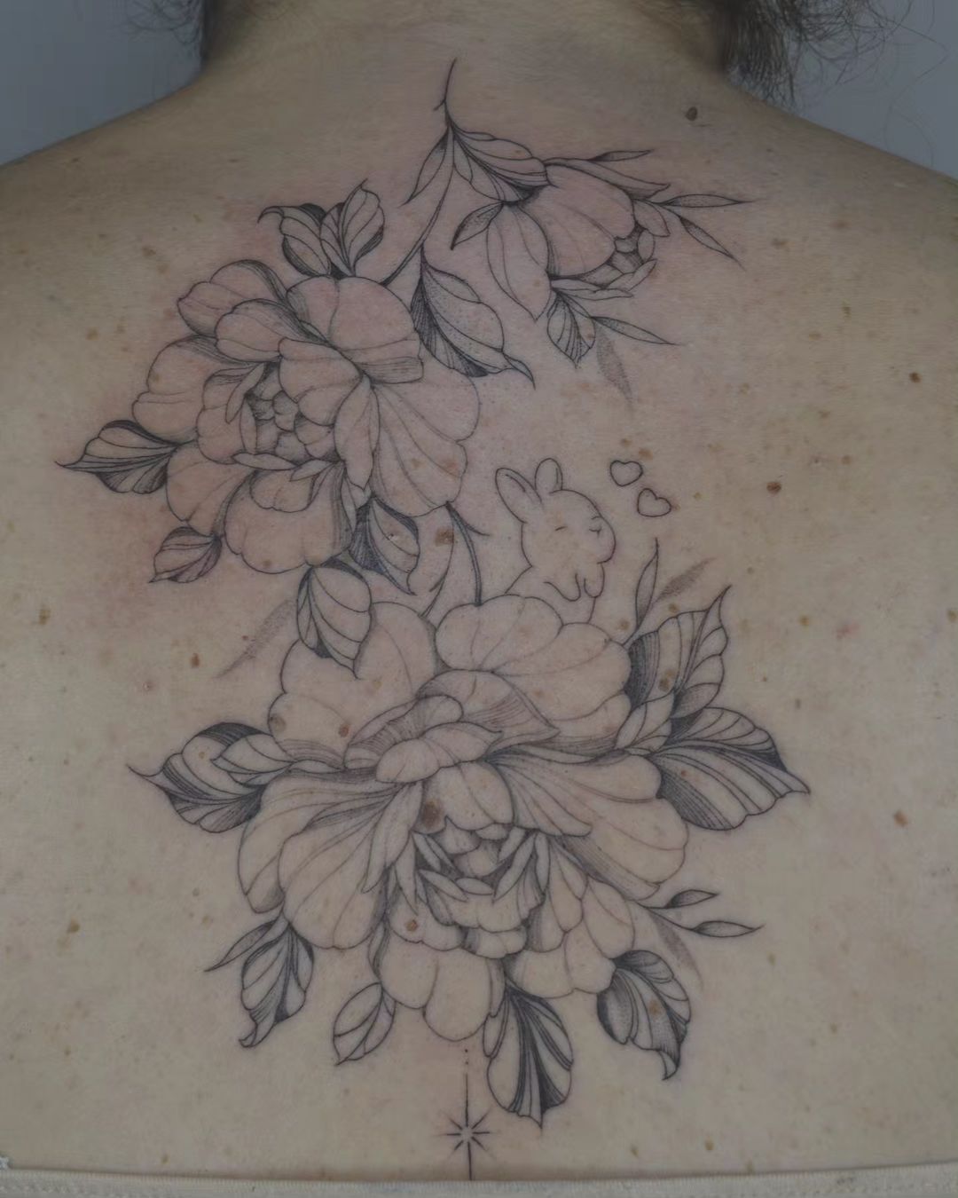 Travail de Tatouage Floral Fin Angers