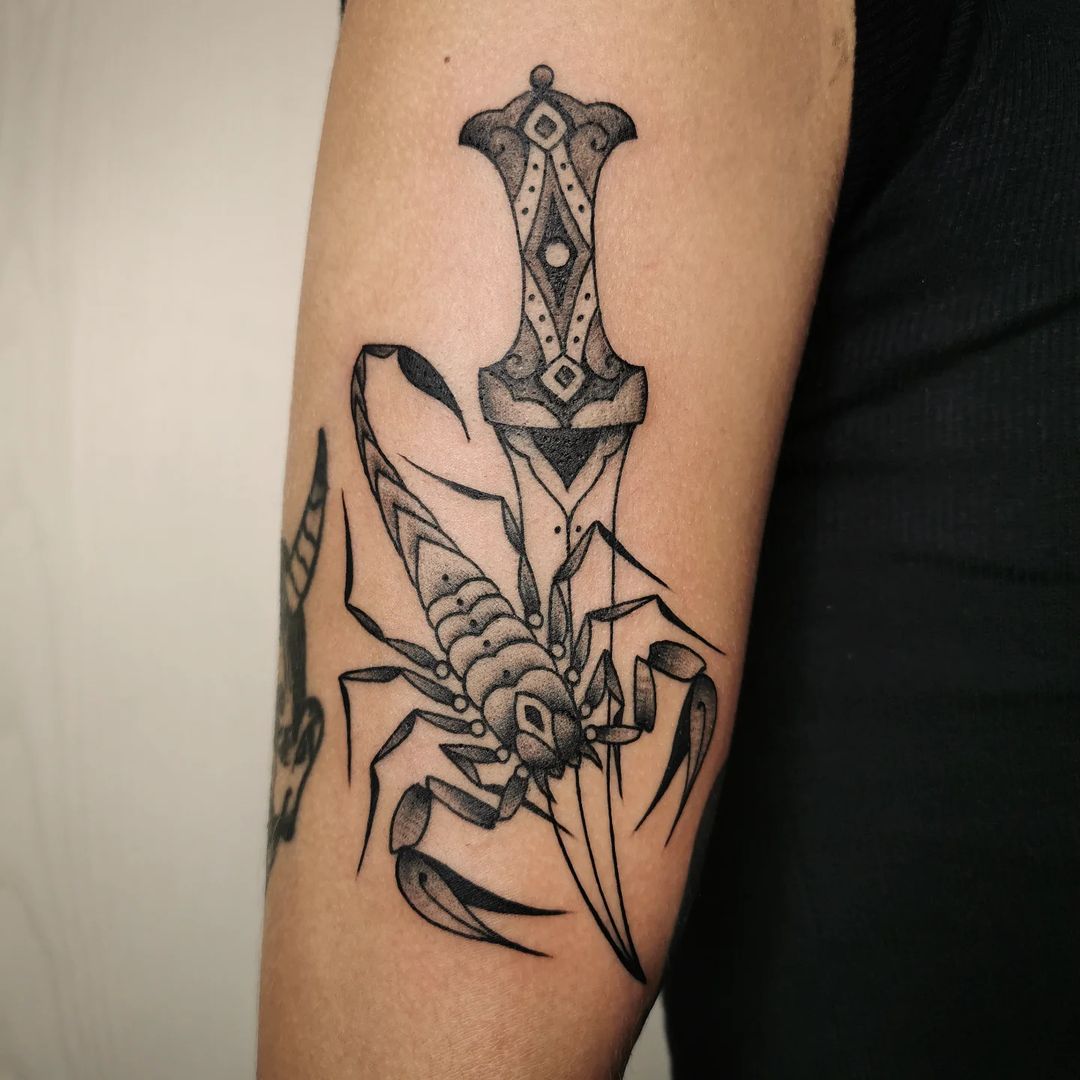 Tatouage par Anaïs XIII Dystopia Tinta