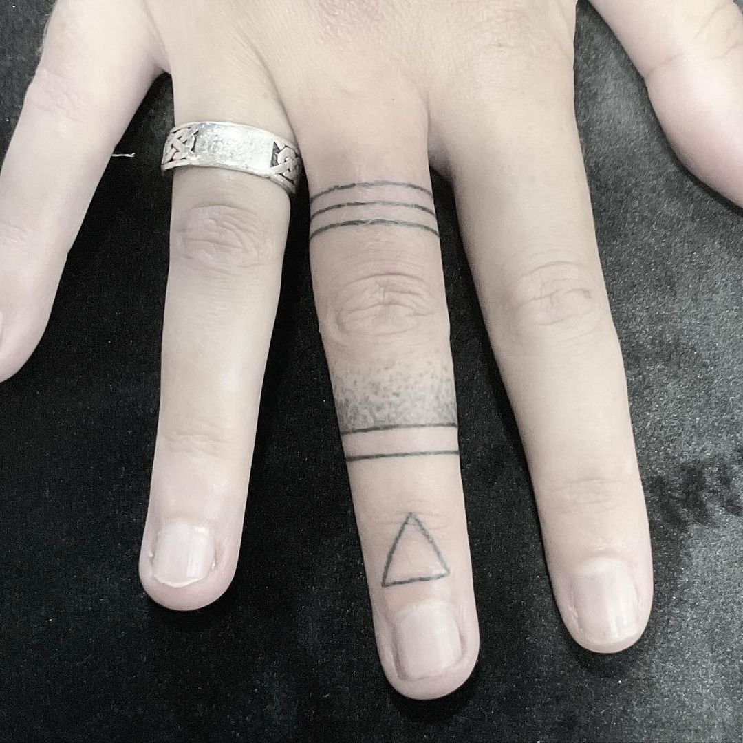 Tatouage par SKINI LEE Handpoke Tattoo Toulouse