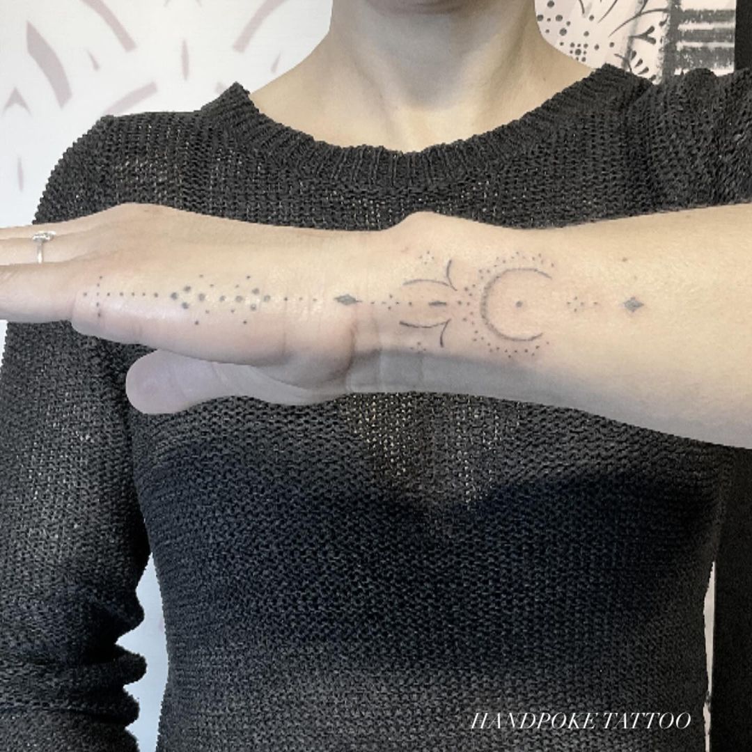 Tatouage par SKINI LEE Handpoke Tattoo Toulouse