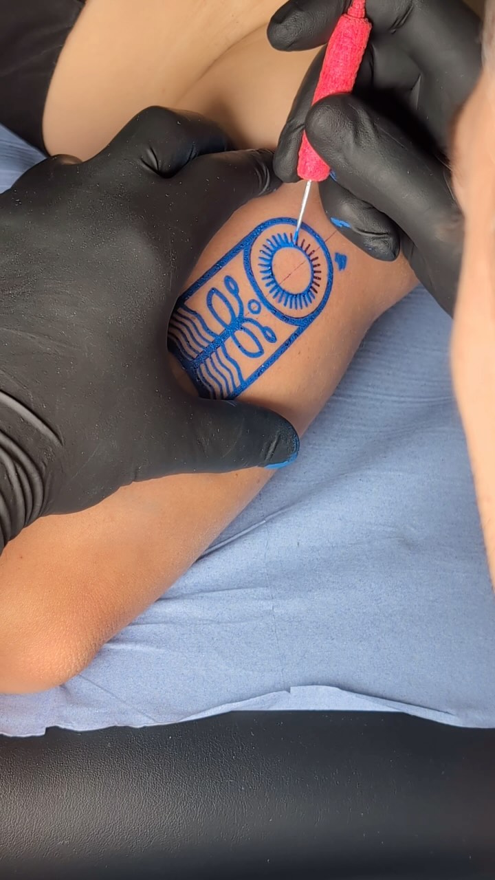 Tatouage par Cestttrop Tattoo Troyes Handpoke