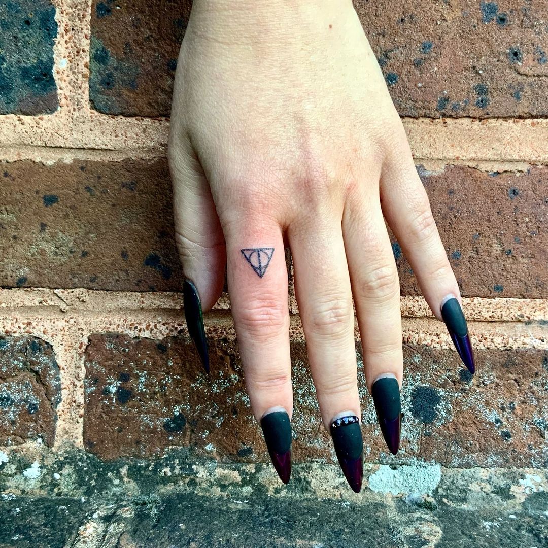Tatouage par Cestttrop Tattoo Troyes Handpoke