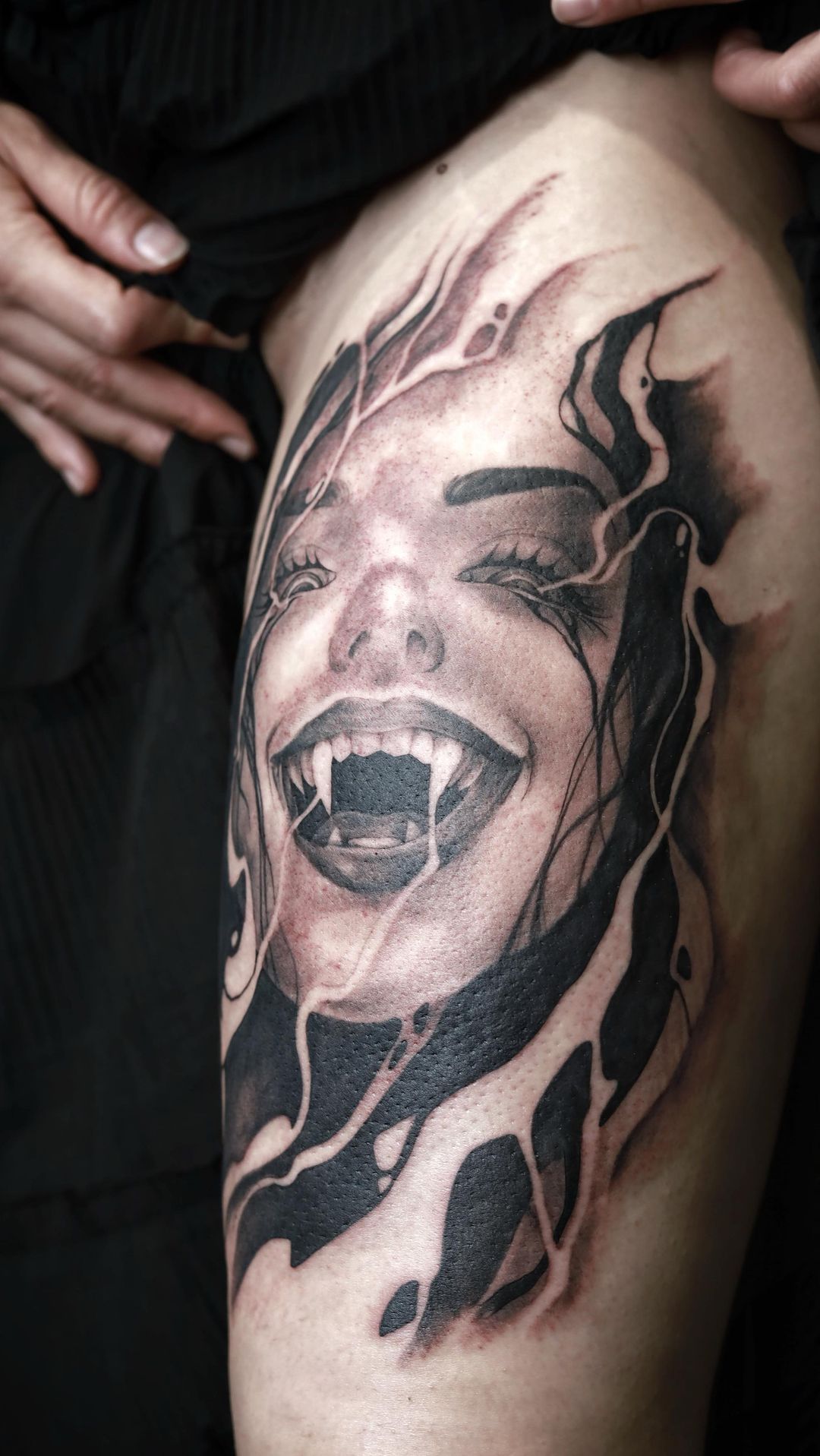 Tatouage par Charas Tattoo