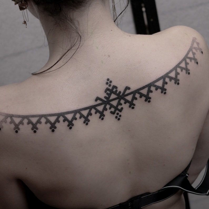 Tatouage par Louna Jeune Tatoueuse Nomade
