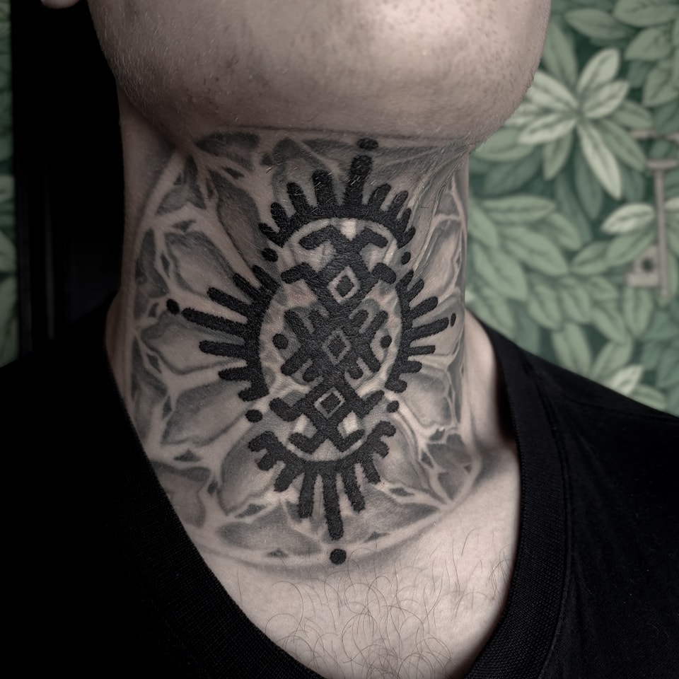 Tatouage par Louna Jeune Tatoueuse Nomade