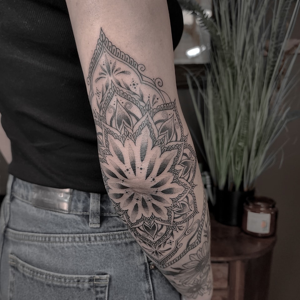 Tatouage par Louna Jeune Tatoueuse Nomade