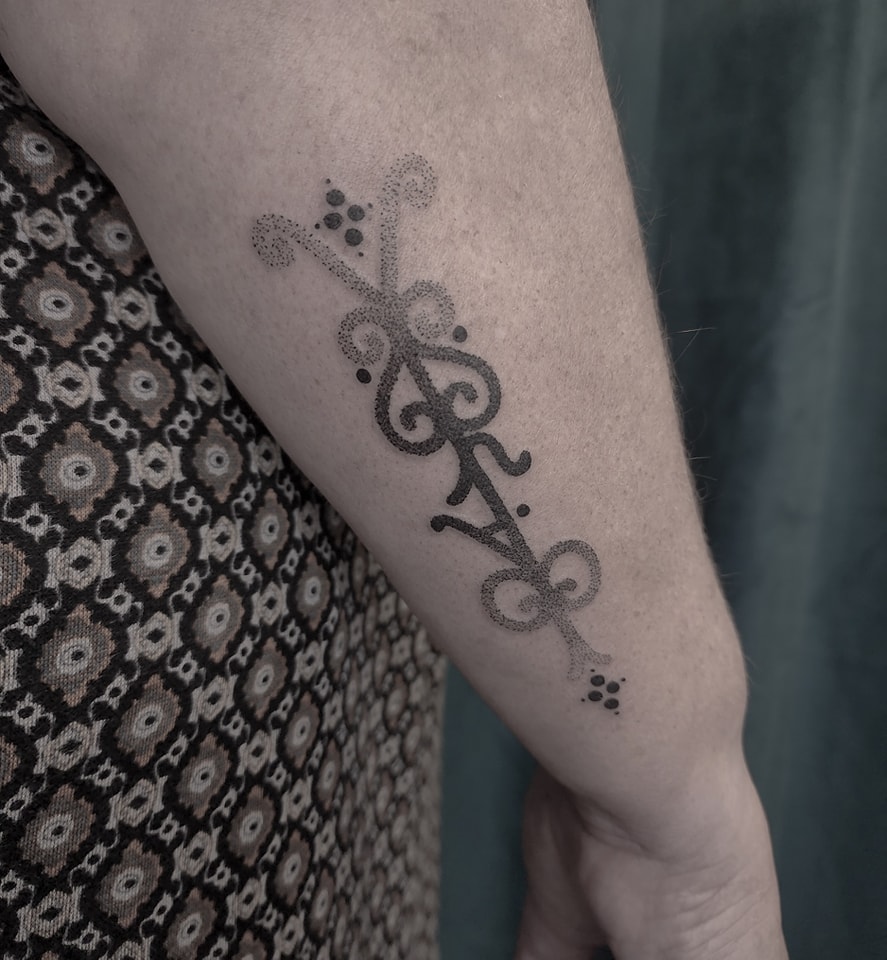 Tatouage par Louna Jeune Tatoueuse Nomade