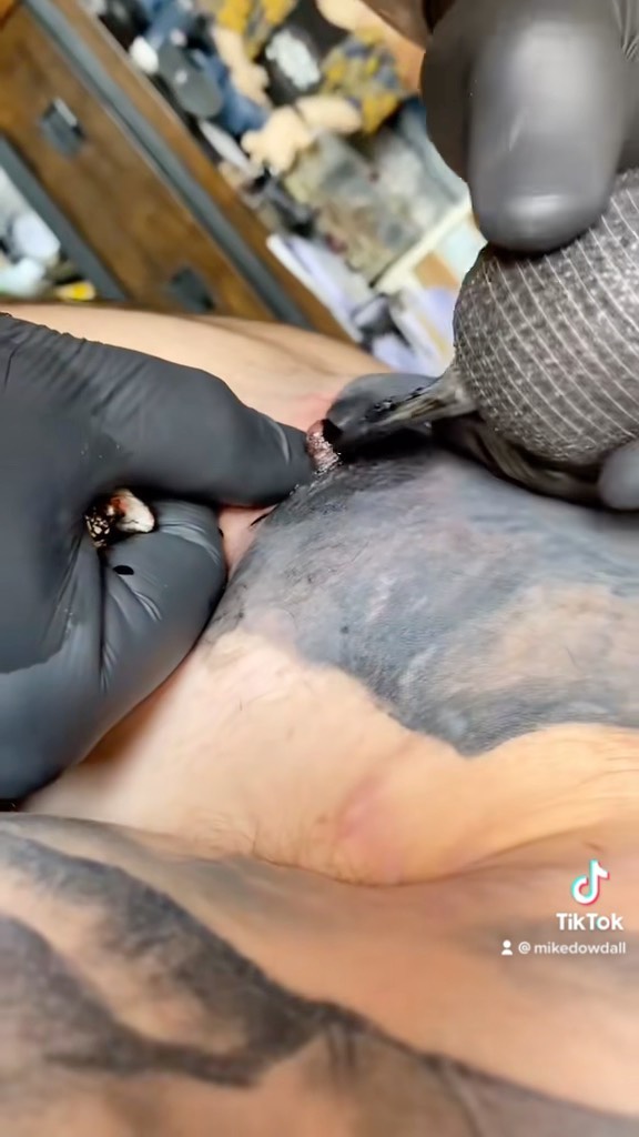 Tatouage par Mike Dowdall
