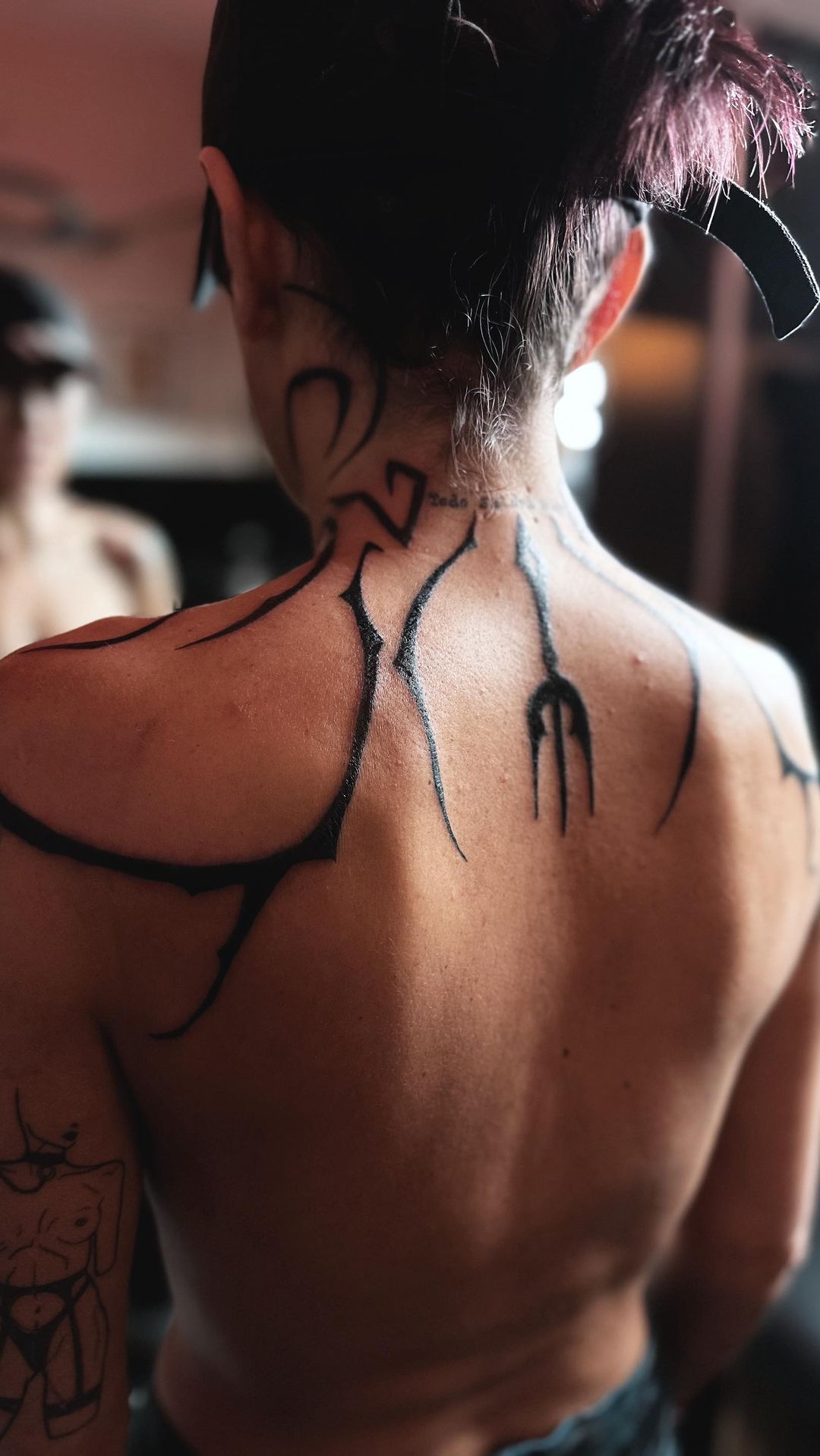Tatouage par NEBEL Berlin