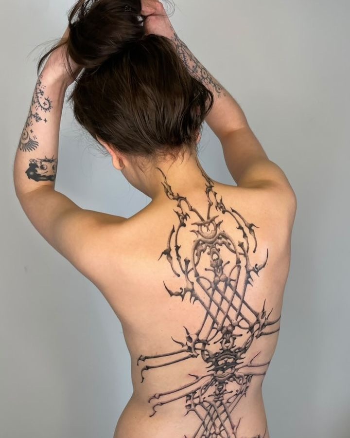 Tatouage par NEBEL Berlin